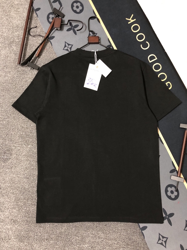 ブランドTシャツ着用イメージ